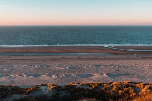 Vue sur les dunes, la plage et la mer à Westenschouwen