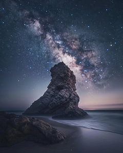 Nachthimmel leuchtet über Felsen