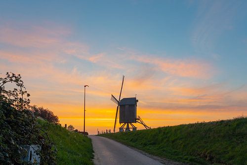 De Windekemolen in de ochtend.