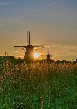 Molens bij een ondergaande zon