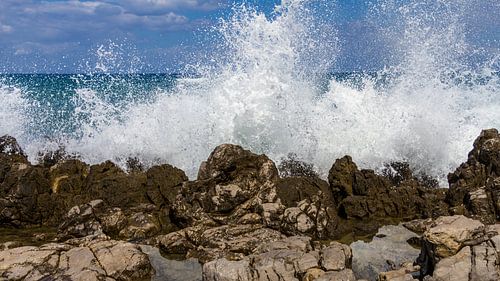 Opspattende golven tegen de Siciliaanse kust
