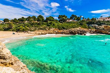 Mallorca strand van Cala Anguila, idyllische baai zee, Spanje van Alex Winter