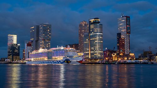Cruise ship AIDAperla Rotterdam sur 24 liquidmedia