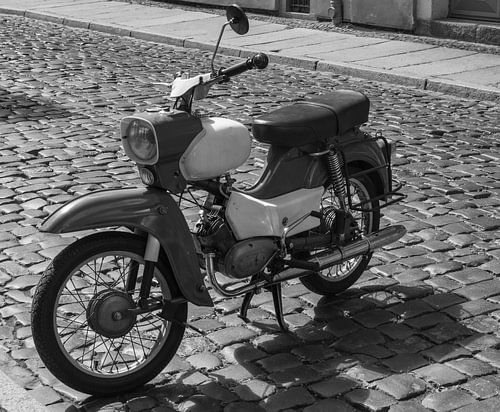 Un scooter Oldtimer DDR garé dans la rue