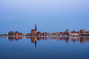 Blick über die Warnow auf die Stadt Rostock am Abend