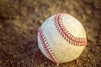 Honkbal in het vuil