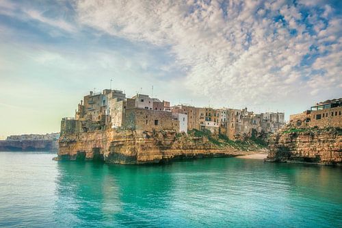 Polignano a Mare dorp op de rotsen in de ochtend