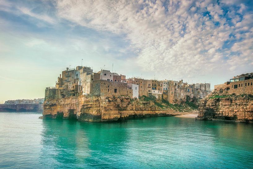 Polignano a Mare dorp op de rotsen in de ochtend van Stefano Orazzini