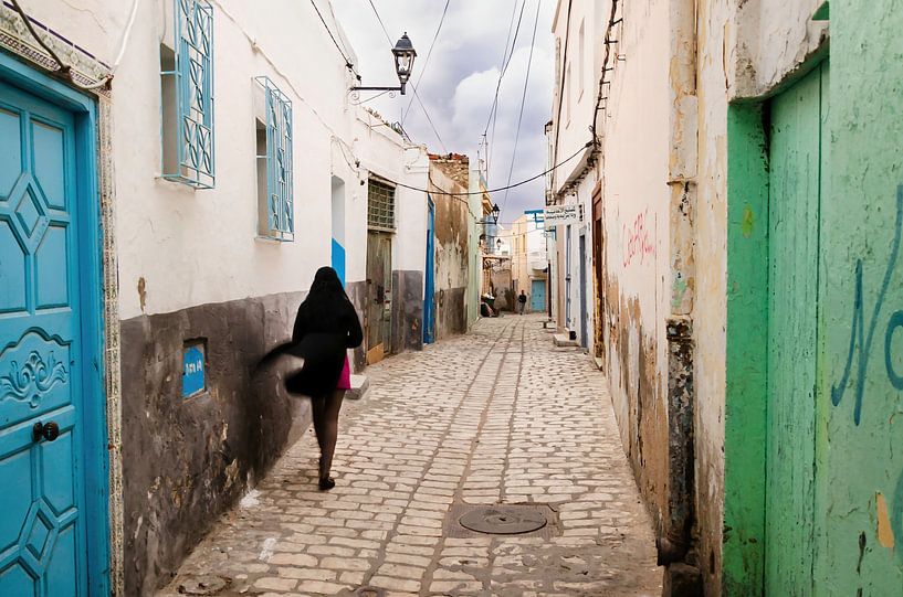 Jeune femme dans une rue de la vieille ville par Dieter Walther