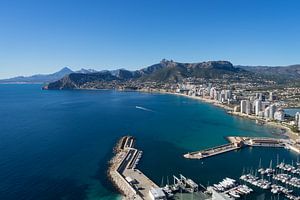 Hafen und Küste in Calpe, blaues Mittelmeer
