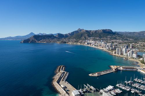 Haven en kust in Calpe, blauwe Middellandse Zee