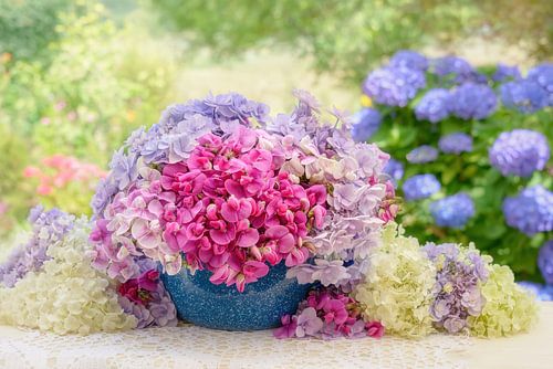 Roze boeket met Vicia-bloemen van Katho Menden