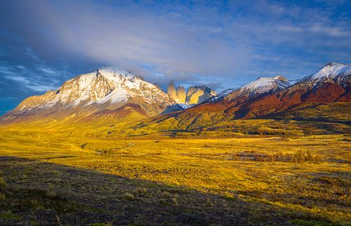 Torres del Paine in de herfst bij warm ochtend licht