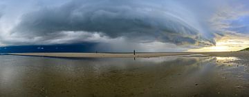 Zonsopgang op het strand van Texel met een stormwolk boven de Waddenzee van Sjoerd van der Wal