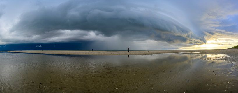 Zonsopgang op het strand van Texel met een stormwolk boven de Waddenzee van Sjoerd van der Wal Fotografie