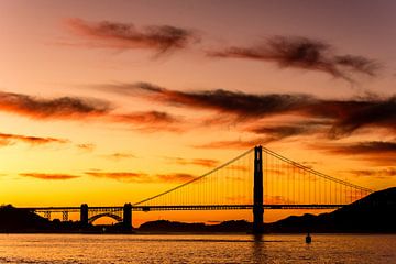 Golden Gate Bridge in San Francisco bij zonsondergang van Dieter Walther