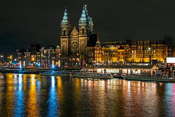 Stadsgezicht van Amsterdam in Nederland bij nacht met de St. Niklaas kerk van Eye on You