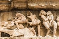 Khajurao - Lakshmana tempel, erotisch relief - 4 van Theo Molenaar thumbnail