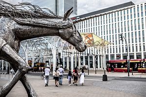 station de tramway de lodz dans le centre avec la statue de la licorne