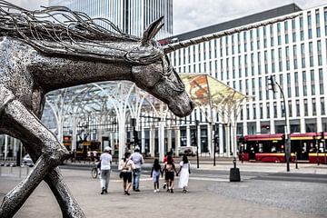 lodz tramstation in het centrum met beeld van de eenhoorn van Eric van Nieuwland