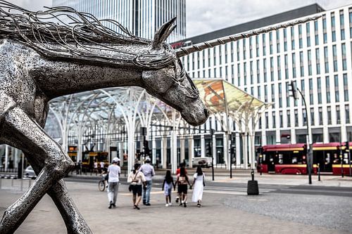 station de tramway de lodz dans le centre avec la statue de la licorne
