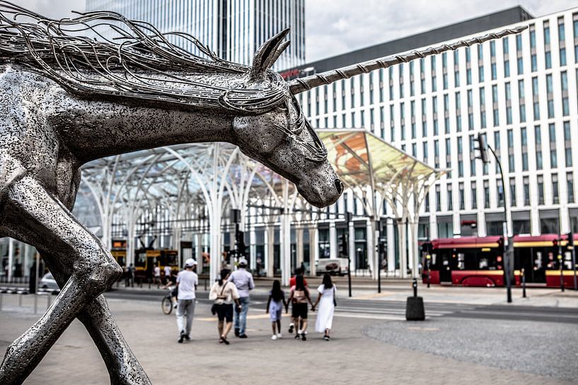 station de tramway de lodz dans le centre avec la statue de la licorne par Eric van Nieuwland