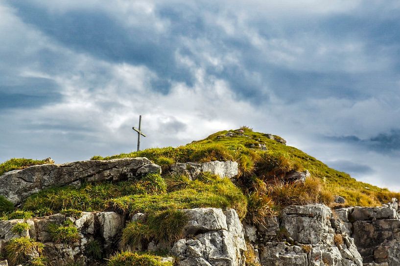 Beeindruckendes Bergfoto vom Kotzen in Hinterriß – eine kraftvolle Alpenlandschaft, geprägt von Fels, Wald und klarer Karwendel-Atmosphäre. Perfekt für alle, die authentische Bergnatur lieben. von Miriam Schwarzfischer Fotografie