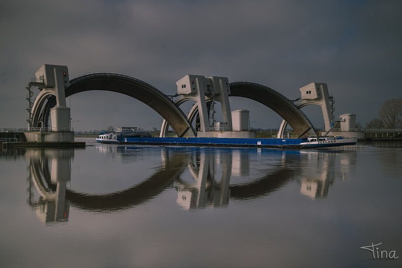 Bateau bleu dans les écluses ouvertes de Maurik par Tina Linssen
