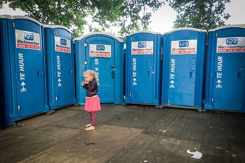 Kleines Mädchen auf großem Fest