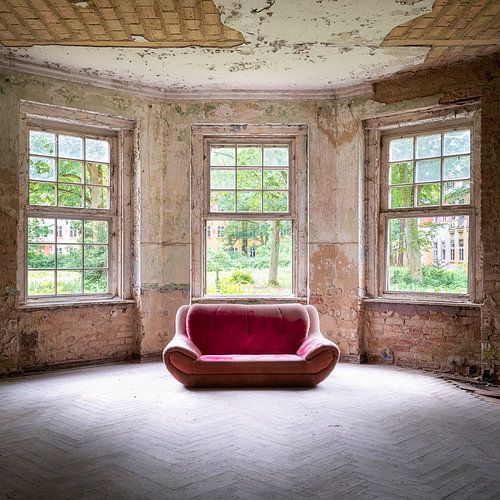 Canapé abandonné dans une petite pièce.