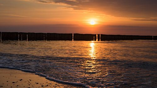 Zonsondergang op het strand van de Oostzee