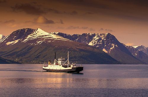 Fähre auf einem Fjord in Norwegen.
