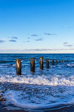 Wellen und Buhne am Strand der Ostsee in Heiligendamm