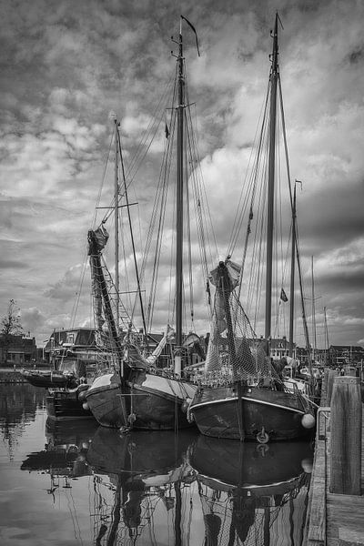 skûtsjes in Lemmer haven (NL) van Mart Houtman