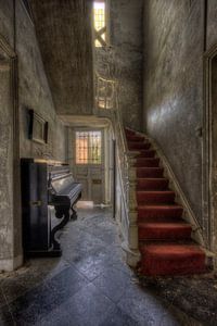 Urbex Stairs with piano van Henny Reumerman