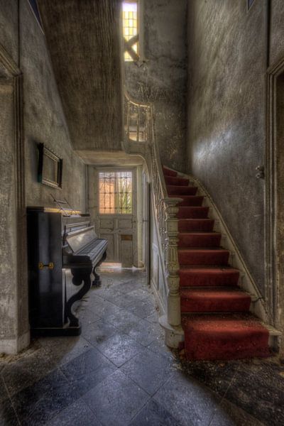 Urbex Stairs with piano van Henny Reumerman