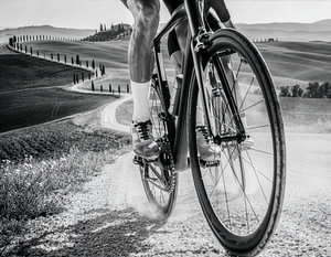 Radfahrer auf Schotterstraßen der Strade Bianche in der Toskana – Schwarz-Weiß-Kunstfotografie