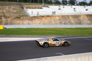 Ford GT40 racend op Spa Francorchamps van The Wandering Piston