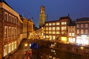 L'hôtel de ville et l'Oudegracht près du Stadhuisbrug à Utrecht (2) sur Donker Utrecht