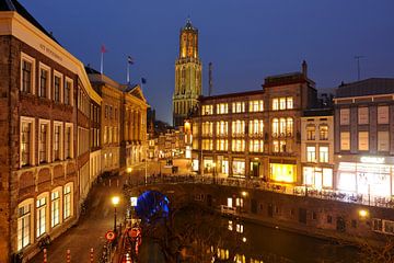 Het Stadhuis en de Oudegracht ter hoogte van de Stadhuisbrug in Utrecht (2) van Donker Utrecht