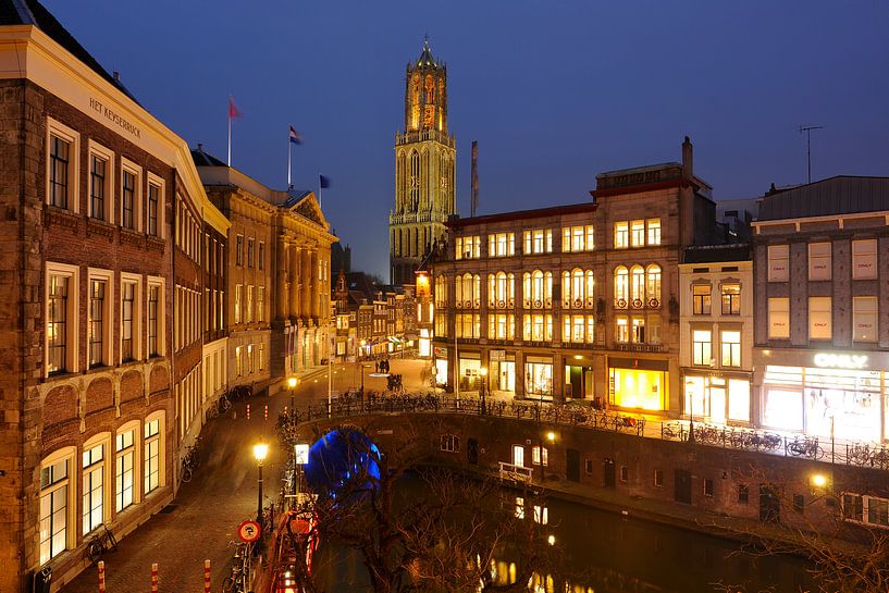 L'hôtel de ville et l'Oudegracht près du Stadhuisbrug à Utrecht (2) par Donker Utrecht