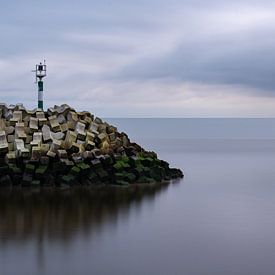 Leuchtturm auf einem Wellenbrecher in der Nordsee in der Nähe des Yachthafens von Cadzand von Caro Hum