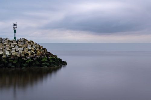 Phare sur un brise-lames en mer du Nord près de la marina de Cadzand