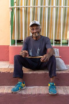 Un homme fumant un cigare à Cuba sur Jeroen Kleiberg