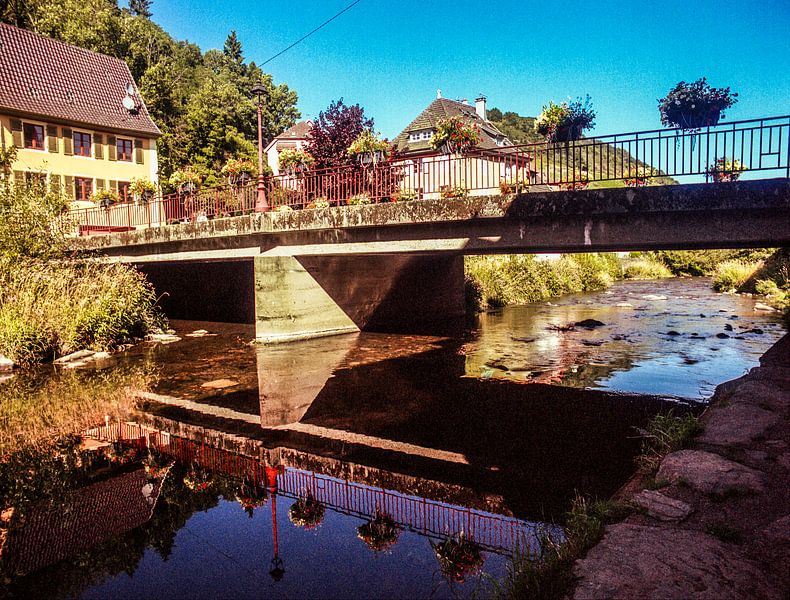 Brücke über die Thür (Vogesen) mit Retro-Farben wie auf einer alten Postkarte von Jan Willem de Groot Photography