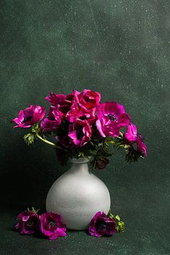 Modern stilleven met anemonen