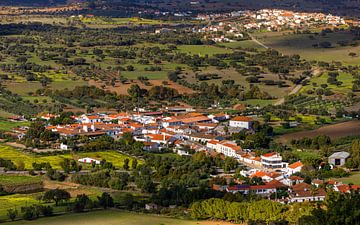 Uitzicht op Ferragudo vanaf Monsaraz, Portugal van Adelheid Smitt