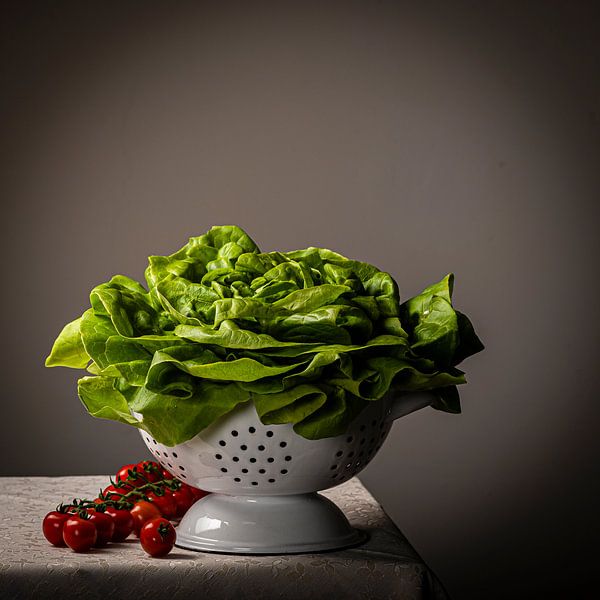 Stilleben von Kopfsalat in einem Sieb von Marian Waanders