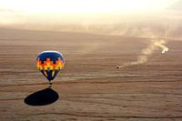 Luchtballon in woestijn