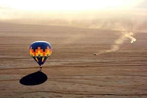 Luchtballon in woestijn van Florence Schmit